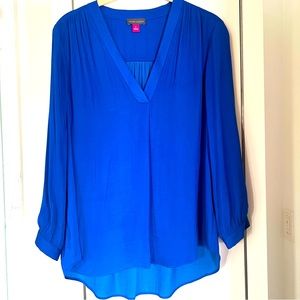 VINCE CAMUTO ELECTRIC BLUE V NECK TOP SIZE SMALL